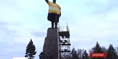 Ленин отчаянно цепляется за постамент. Юзеры высмеяли 14-часовой демонтаж памятника в Запорожье