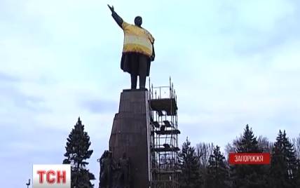 Ленін відчайдушно чіпляється за постамент. Юзери висміяли 14-годинний демонтаж пам'ятника у Запоріжжі