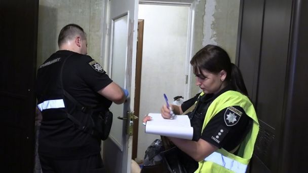 Полиция в квартире убитой братом женщины