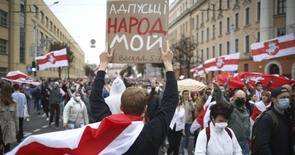 У Білорусі не вщухають протести: люди масово виходять на вулиці, ОМОНівці застосовують силу