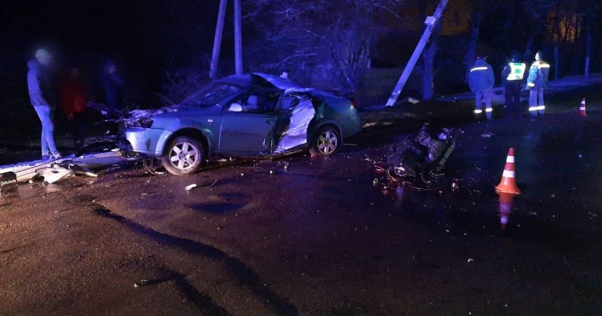 Під Києвом 16-річний хлопець узяв батькове авто в’їхав у дерево, а потім зіткнувся з електроопорою / © Полиция Киевской области
