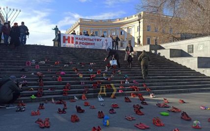 "Кровавая" обувь и детские игрушки: на Потемкинской лестнице состоялась акция против насилия в семьях