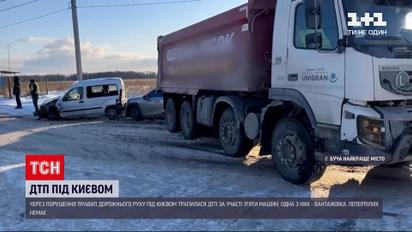 У Бучі вантажівка знесла на узбіччя кілька автомобілів | Новини України