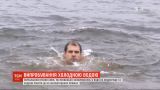 Ныряльщики учили киевлян, как правильно погружаться в воду на Крещение