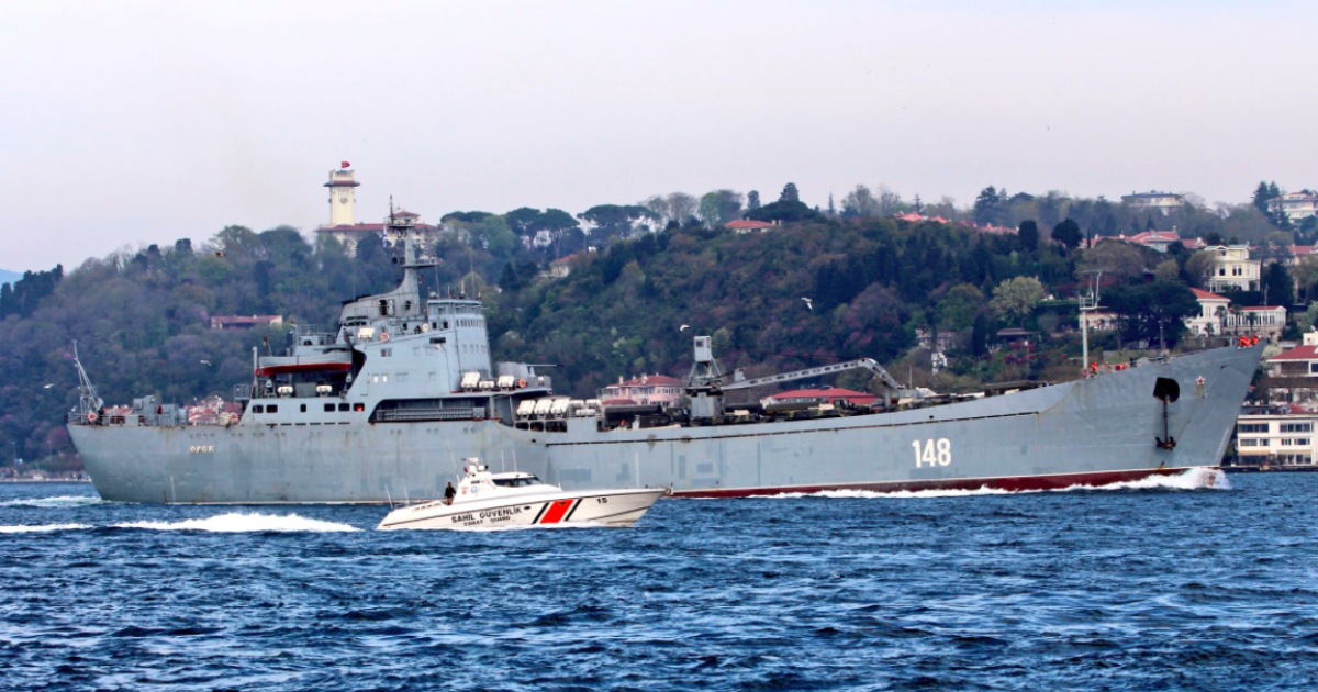 Бронетранспортери, вантажівки та бензовоз: до Сирії прямує російський корабель із військовою технікою