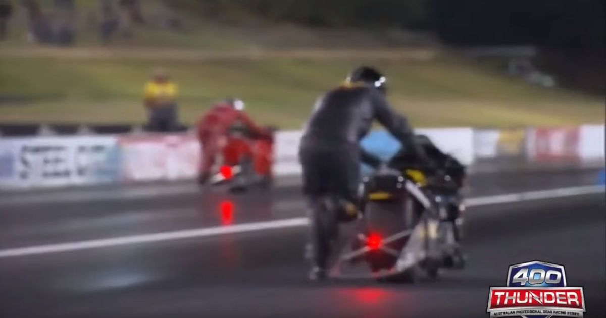 В Австралии состоялся "самый быстрый" спринтерский заезд на мотоциклах (Видео)