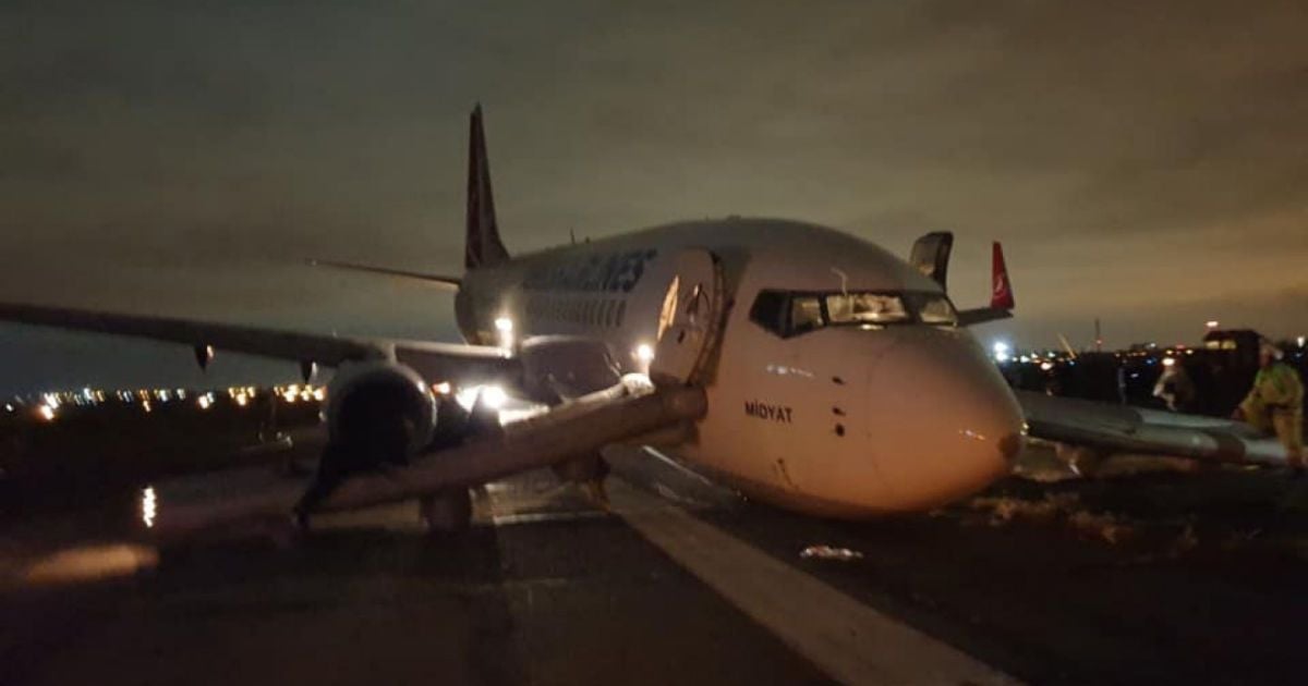 На аэродроме Одессы до сих пор заблокированы взлетные полосы, пассажиров вывозят в Херсон и Киев