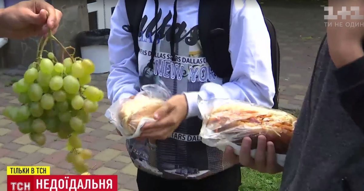 Морква vs. хот-дог: журналісти створили "вітамінний блокпост" біля школи