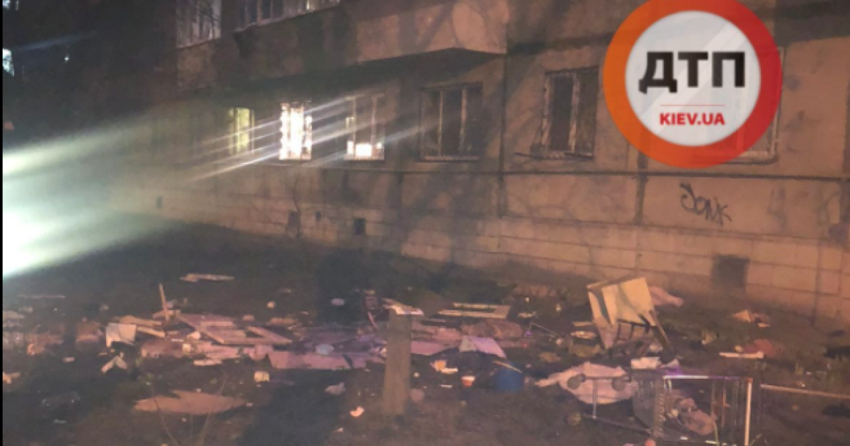 У Києві чоловік з сьомого поверху викинув пів квартири