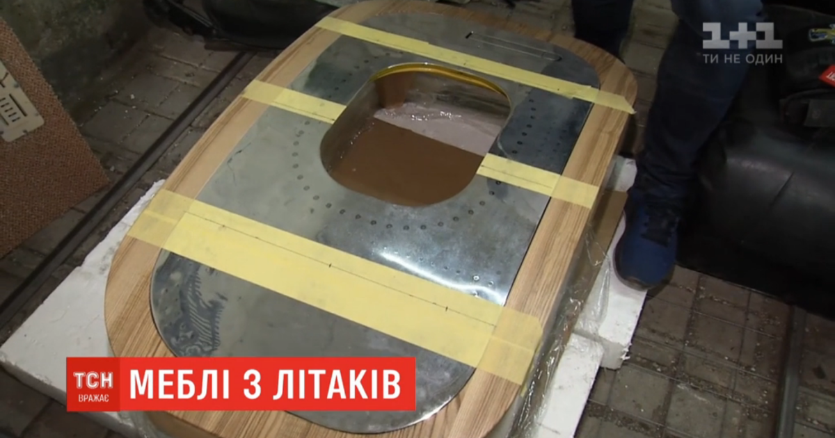 Літаки на меблі. Киянин відкрив незвичайну меблеву майстерню