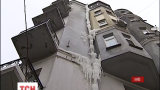 У Києві спеціалісти держслужби з надзвичайних ситуацій знімають бурульку з фасаду будинку