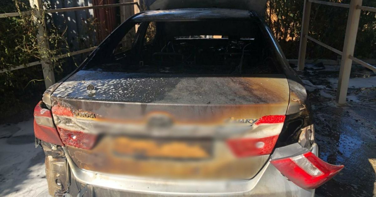 В Черноморске неизвестные посреди дня сожгли авто директора стройкомпании