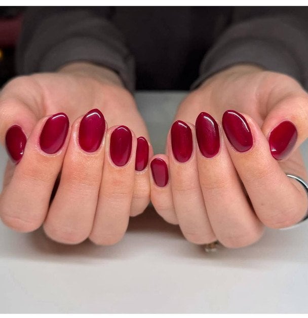 Маникюр цвета клюквы. / © Instagram