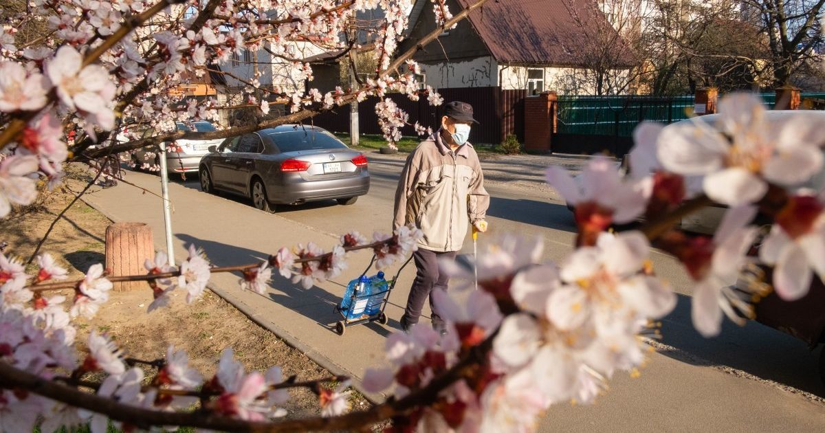 Карантинные ограничения: Кабмин разрешил работу отдельных учреждений и уточнил относительно самоизоляции 60-летних