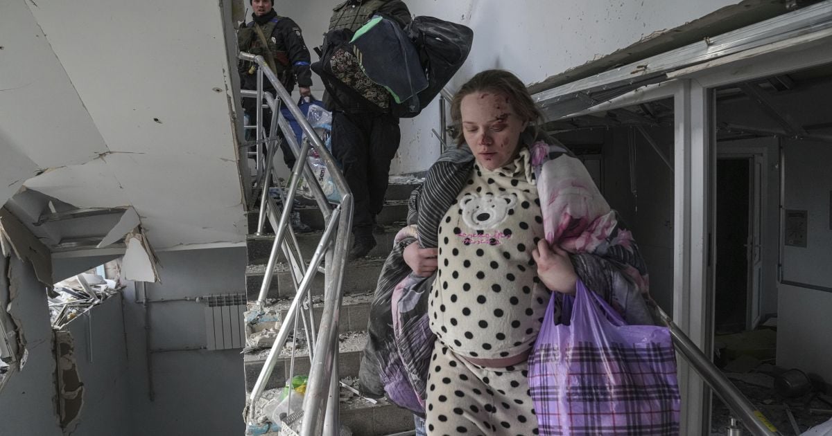 Женщина из разбомбленного роддома в Мариуполе родила ребенка, но до сих пор находится под обстрелами