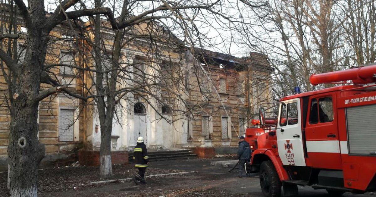 Под Харьковом огонь уничтожил деревянный памятник архитектуры - усадьбу Шидловских