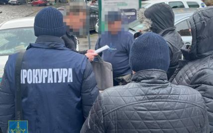 Во Львове полицейский за $3,5 тысяч предлагал "отмазать" от мобилизации: его задержали (фото)