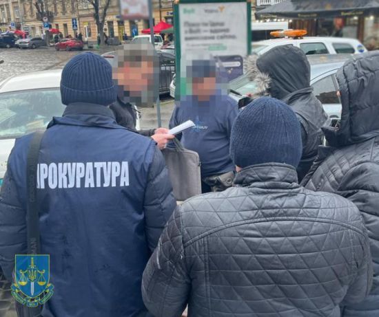 У Львові поліцейський за $3,5 тисячі пропонував "відмазати" від мобілізації: його затримали (фото)
