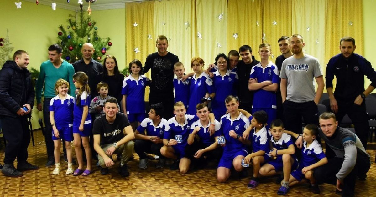 Ярмоленко завітав у дитячий будинок / © vk.com/wbc_kyiv