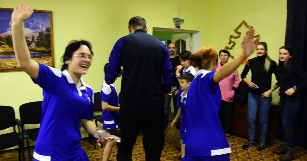 Ярмоленко завітав у дитячий будинок / © vk.com/wbc_kyiv