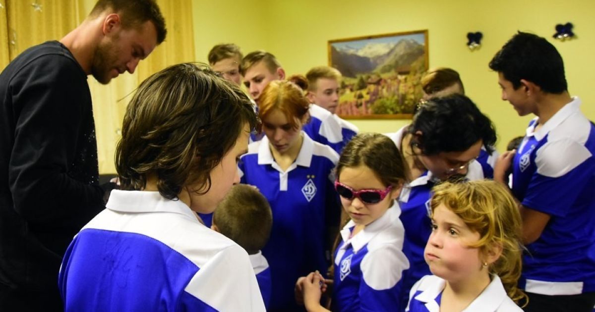 Ярмоленко завітав у дитячий будинок / © vk.com/wbc_kyiv