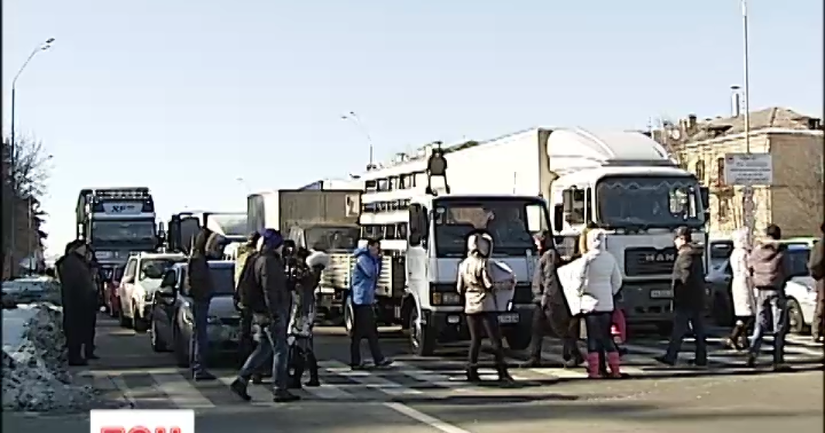 Під Києвом перекрили трасу заради бійців АТО
