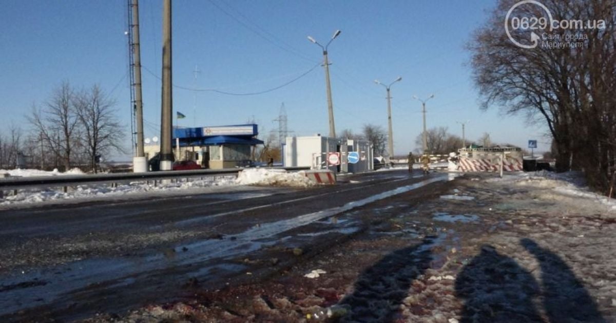 Місцеві жителі принесли на місце аварії свічки і ладанки.