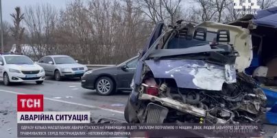 Масова троща автомобілів: на Рівненщині зіштовхнулись 11 автівок