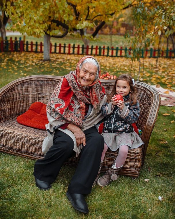 Дочь Илоны Гвоздевой с бабушкой / © instagram.com/ilonagvozdeva