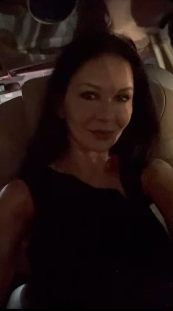 Кэтрин Зета-Джонс с Майклом Дугласом и детьми отпраздновали Новый год / © instagram.com/catherinezetajones