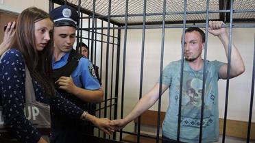 Двух задержанных - Вадима Полищука и Андрея Медведько - привезли в Шевченковский райсуд для избрания меры пресечения / © Facebook.com/Олександр Рудоманов