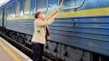 Устал от грязи: иностранец купил швабру и вымыл окно купе поезда "Измаил — Киев"