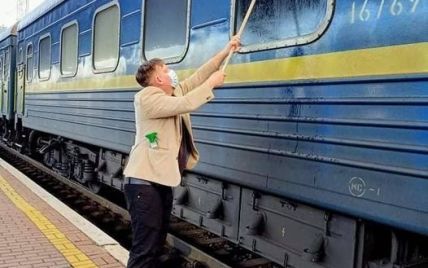 Устал от грязи: иностранец купил швабру и вымыл окно купе поезда "Измаил — Киев"
