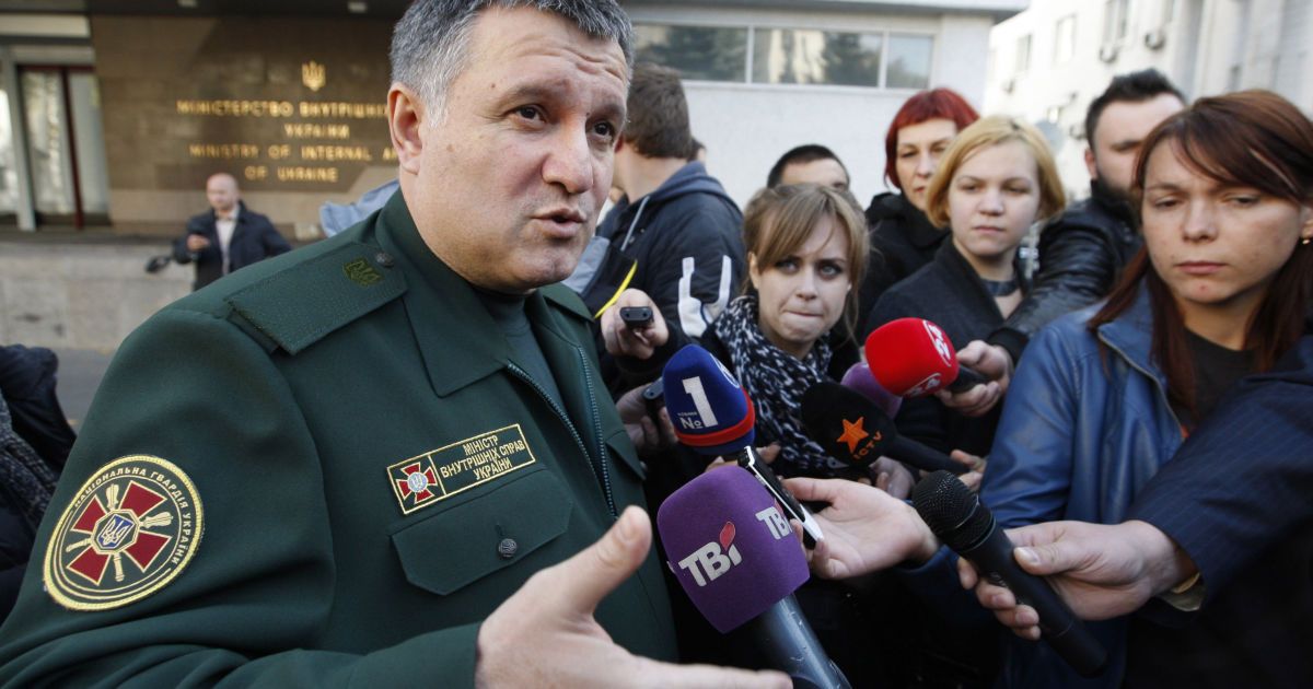 Аваков работал совмещал должности по крайней мере 14 месяцев