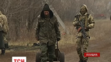 Користуючись перемир'ям, українські військові допомагають місцевим вижити у "сірій зоні"