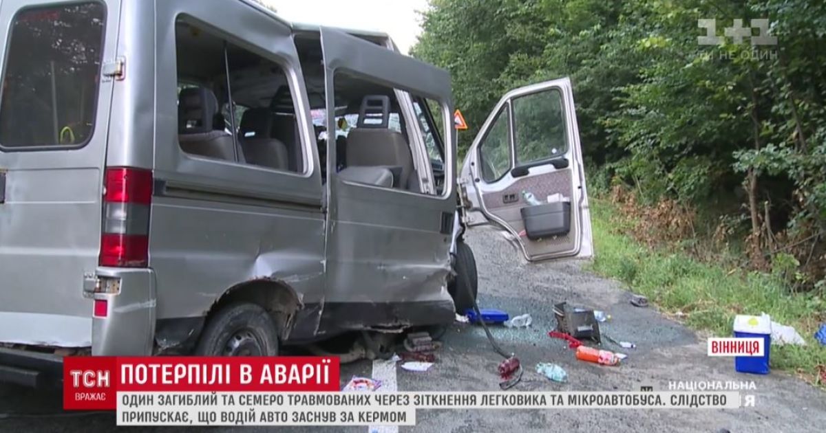Біля Вінниці водій легковика на зустрічній врізався в мікроавтобус