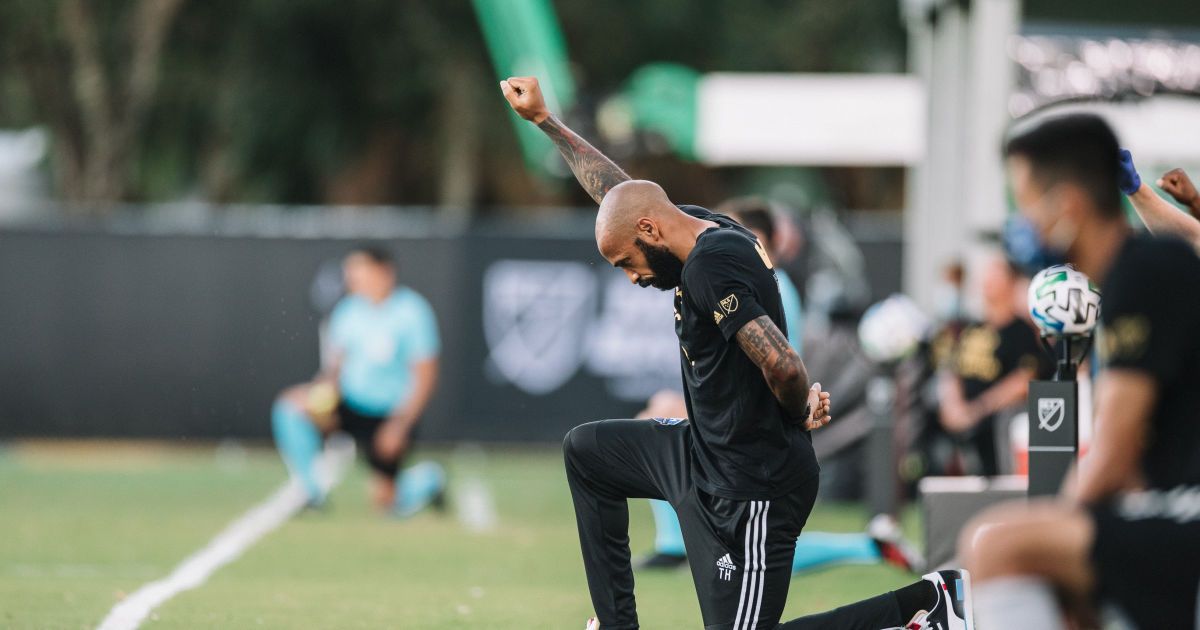 Легендарный футболист простоял на колене почти 9 минут во время матча МЛС