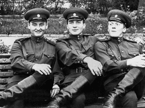 Игорь Поклад (слева), Юрий Рыбчинский (справа) во время службы в армии