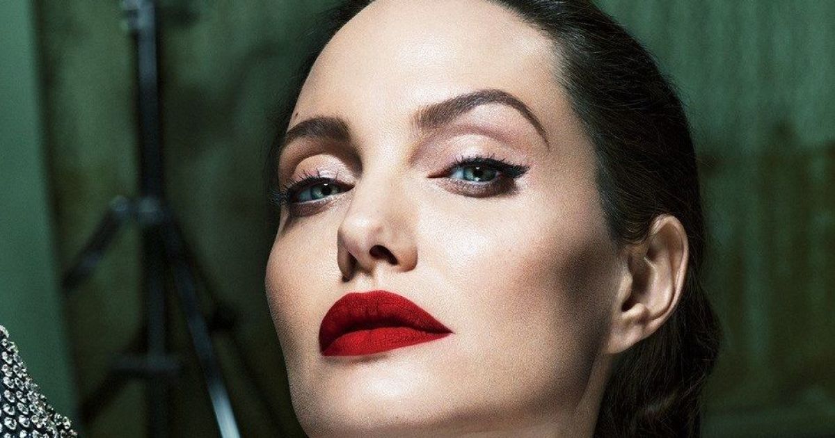 Femme fatale: розкішна Анджеліна Джолі в образі жінки-вамп прикрасила сторінки глянцю