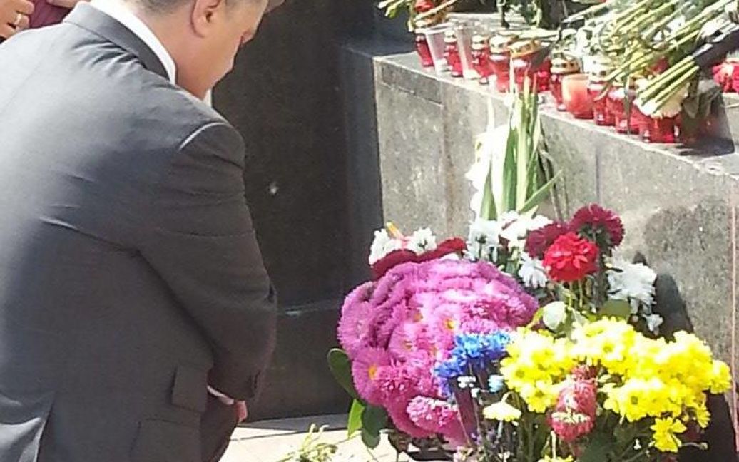 Порошенко поставил свечу в память трагических событий возле Рады / © Фото Инны Боднар/ТСН