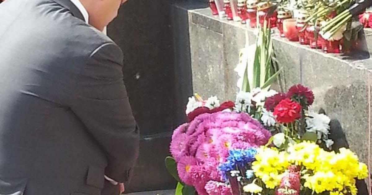 Порошенко поставил свечу в память трагических событий возле Рады / © Фото Инны Боднар/ТСН