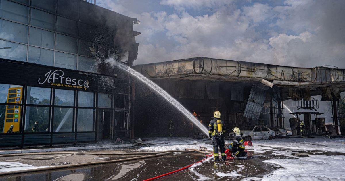 Рятувальники ліквідували масштабну пожежу на АЗС у Деснянському районі Києва / © ДСНС