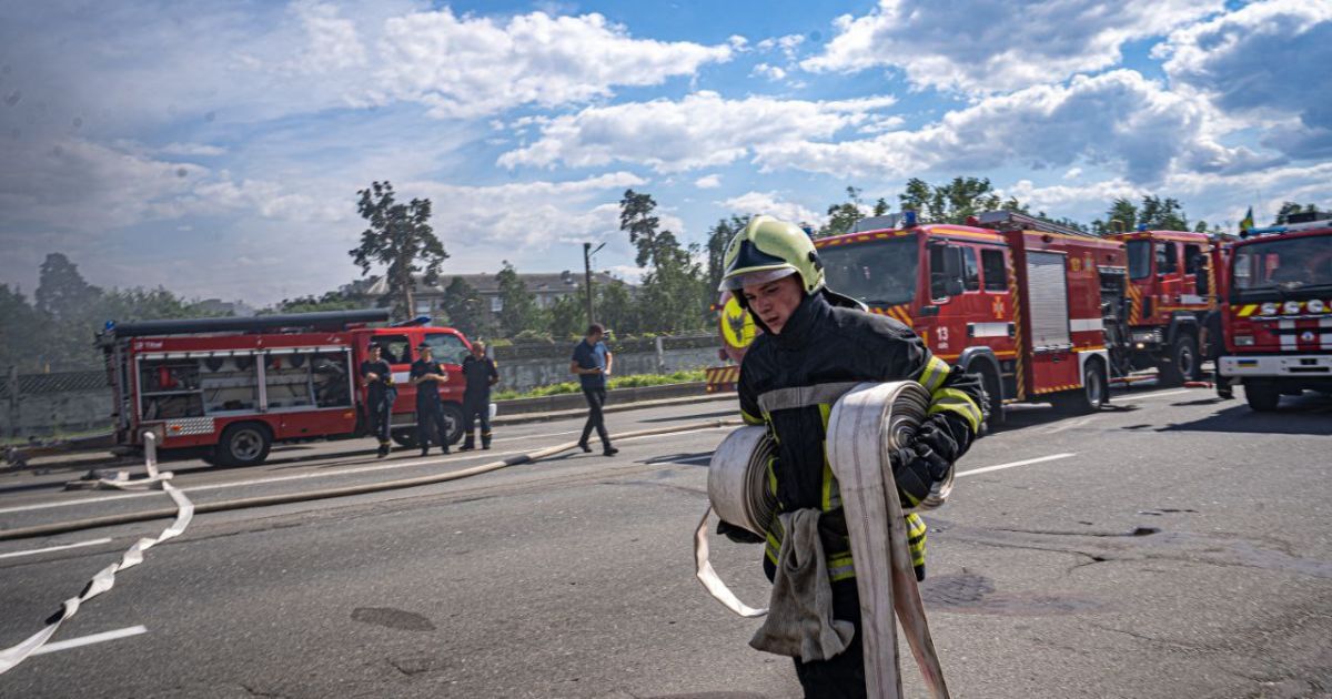 Рятувальники ліквідували масштабну пожежу на АЗС у Деснянському районі Києва / © ДСНС