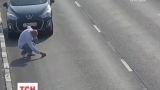 В интернете появилось видео с невероятным спасением котенка на скоростной трассе