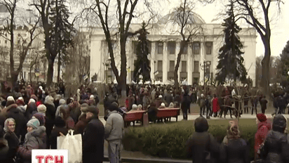 Под стенами парламента собралось несколько тысяч человек