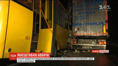 Під Гостомелем маршрутка з пасажирами врізалась у вантажівку