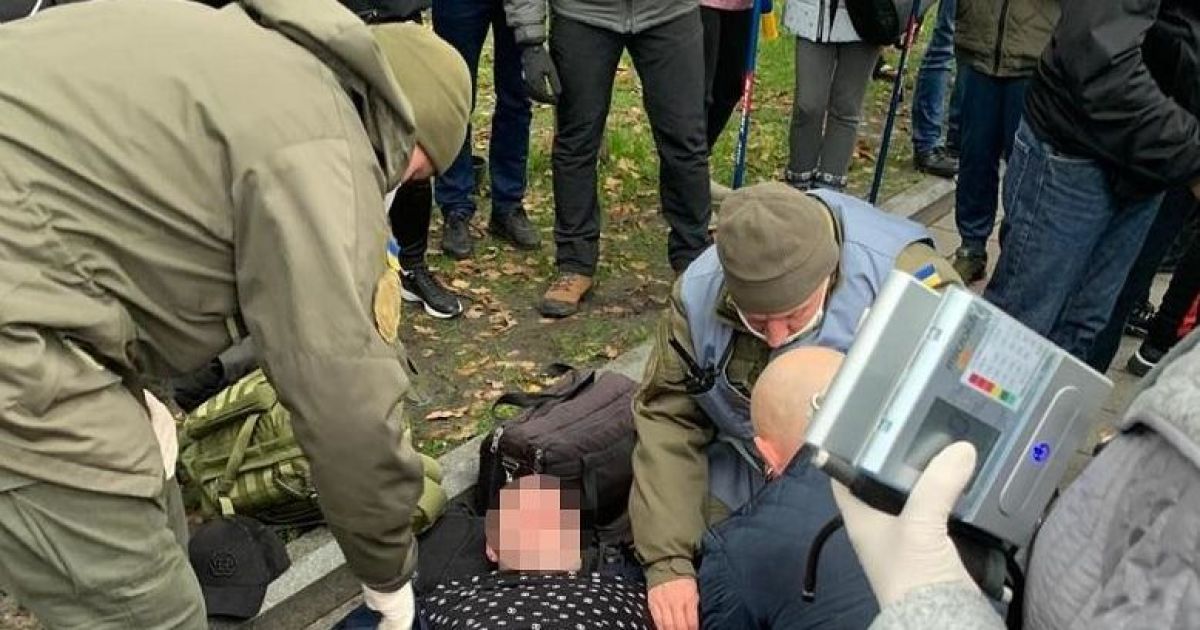 Чоловік знепритомнів під стінами Ради / © Поліція Києва / Facebook