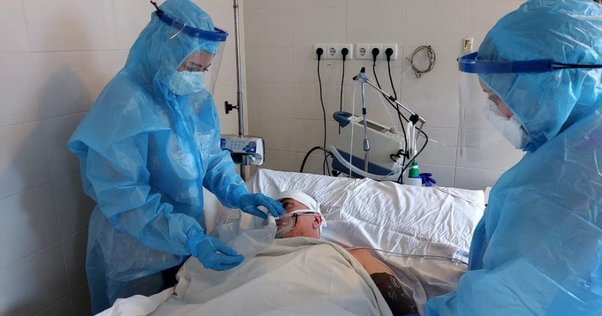 "Рана от горла до пупка": в Днепре чудом спасли мужчину с пневмонией и переломанными после ДТП костями