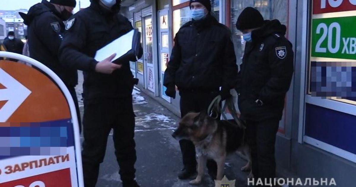 У Києві грабіжник з ножем обібрав кіоск з надання фінпослуг / © Поліція Києва / Facebook