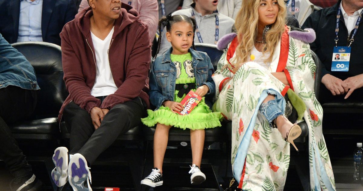 Беременная Бейонсе на каблуках и в кимоно сходила с семьей на баскетбол